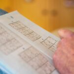 뇌건강, 일상의 작은 선택에서 지킨다… 새로운 트렌드와 실천법 a person is holding a piece of paper with numbers on it