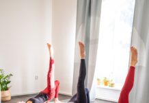 바쁜 일상 속 필라테스, 건강관리의 새로운 키워드로 부상 Three women doing bridge pose yoga