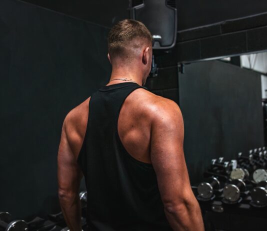 근육 건강 트렌드, 일상 속 작은 변화로 지키자 a man holding a pair of dumbs in a gym