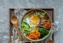일상 속에서 경험하는 웰니스 문화…건강과 마음 챙기기의 새로운 트렌드 brown wooden ladle and white ceramic bowl with soup