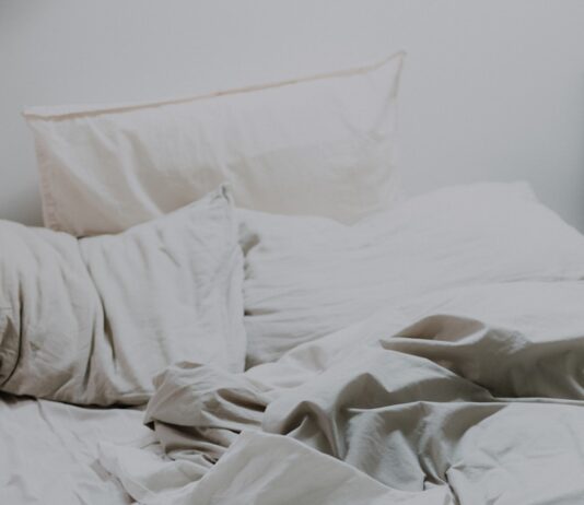 건강한 수면 습관, 일상에서 쉽게 실천하는 방법 white pillows and bed comforter