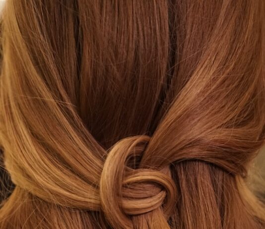 “건강한 모발, 일상 속 작은 습관에서 시작됩니다” brown hair on white textile