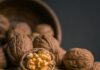 뇌 건강을 지키는 일상 루틴, 작은 실천이 큰 차이를 만든다 brown garlic on brown bowl