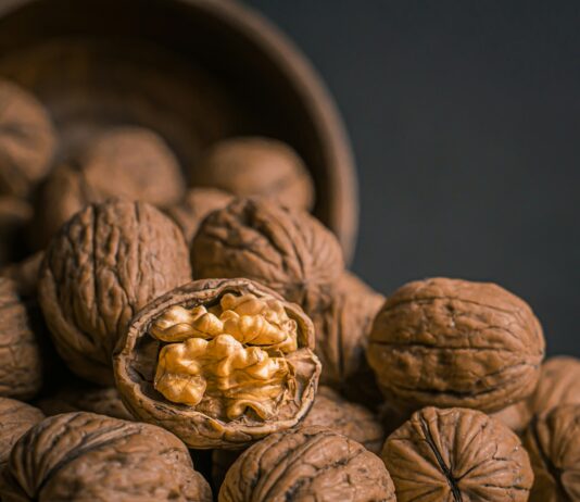뇌 건강을 지키는 일상 루틴, 작은 실천이 큰 차이를 만든다 brown garlic on brown bowl