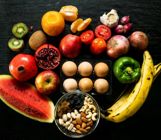 내 몸에 맞는 식단, 꾸준함이 만드는 건강한 변화 yellow banana red apple and yellow banana fruit
