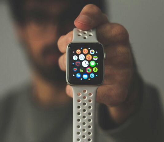 “작은 변화로 큰 차이, 숨은 걷기 습관이 건강을 바꾼다” person holding silver aluminum case Apple Watch