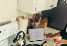 “느린 식사가 건강을 지킨다”…일상 속 천천히 먹기 실천법 Person cooking eggs on a stovetop following a recipe.