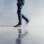 점심시간 10분 산책, 일상 속 건강 변화 이끈다 person wearing blue denim jeans beside gray wall