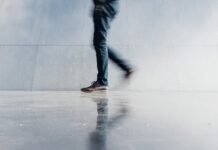 점심시간 10분 산책, 일상 속 건강 변화 이끈다 person wearing blue denim jeans beside gray wall