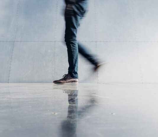 점심시간 10분 산책, 일상 속 건강 변화 이끈다 person wearing blue denim jeans beside gray wall