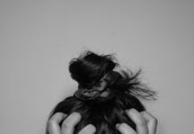 스트레스, 일상 속 작은 변화로 관리하기 a woman covering her face with her hands