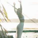 바쁜 일상 속 힐링, 대체요법으로 건강 챙기는 방법 woman standing near body of water