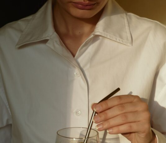일상 속에서 꽃피는 웰니스 문화, 새로운 건강 트렌드와 실천법 person in white button up shirt holding clear drinking glass with green liquid