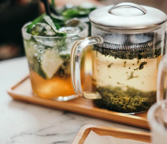 집에서 실천하는 대체요법, 현대인 건강관리의 새로운 트렌드 clear glass mug on tray
