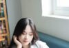 바른 자세가 건강 지킨다…직장인 위한 거북목·일자목 교정 스트레칭과 생활 습관 a woman reading a book