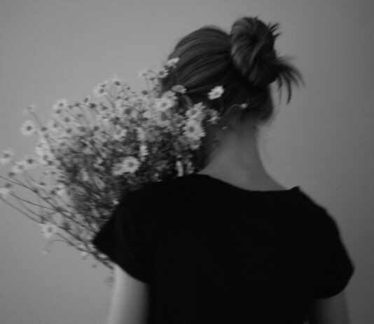 직장인 ‘마음 챙김 루틴’, 현명하게 일상에 녹이기 A person in a black shirt holding a bouquet of daisies